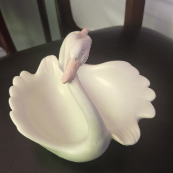 Fine porcelain swan bowl made in Japan - Picture 5 of 6